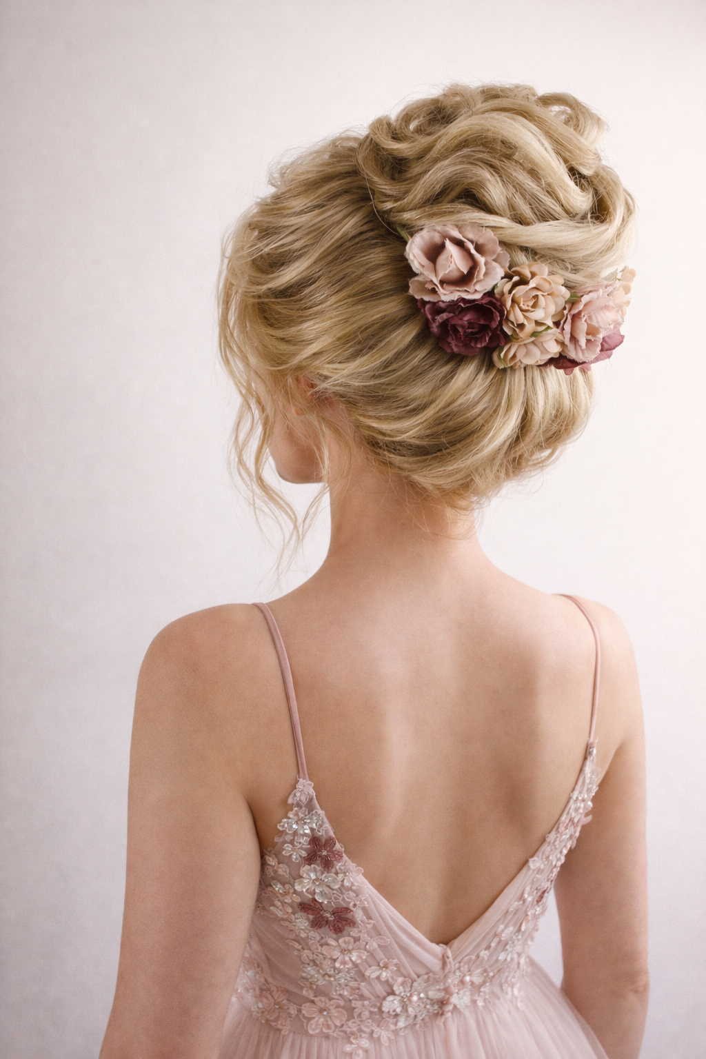 Salon_Schneider_Hochsteckfrisur_mit_vintage_Blumenschmuck